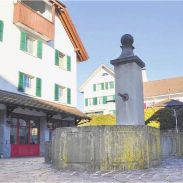 Grüne Oase fürs Ortszentrum - Der Dorfplatz in Oberlunkhofen wird aktuell kaum als solcher genutzt. Bilder: Thomas Stöckli / zg
