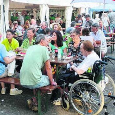 Fantastisch gefeiert - Das Zufiker-Fäscht bot viele Gelegenheiten, sich gegenseitig auszutauschen.