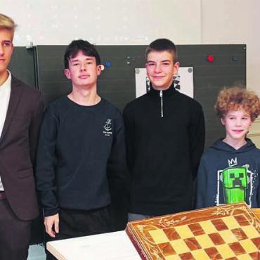 Jugend im Schachfieber - Sie belegten die vordersten vier Ränge: (v. l.) Rafael Liebe, Dominic Jäggli, Laurin Bild: zg