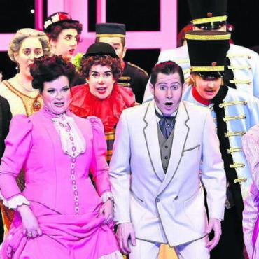 Zirkuszauber zwischen Arien - Solisten, Chor, Ballett, Orchester, Artisten, künstlerisches Team – die Operettenbühne Bremgarten hat keine Mühe gescheut, um dem Publikum ein unvergessliches Erlebnis zu bieten. «Die Zirkusprinzessin» von Emmerich Kálmán wird noch 21 Mal aufgeführt.