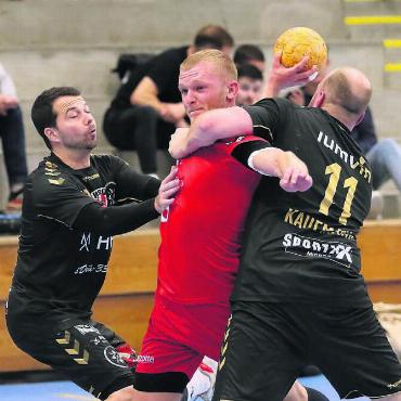 Final zu Hause - Im letzten Jahr holte sich der HC Hopfenperle den Cup-Titel (in Schwarz, hier gegen Wohlens Dennis Horn). Das Kult-Team aus Aarau will nun den Titel verteidigen. Bild: jg
