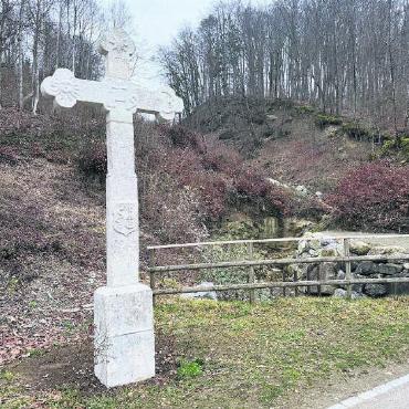 In neuem Glanz - Das Wegkreuz wurde nach der Beschädigung wieder saniert. Bild: gk