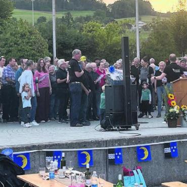 Zu Ehren der Schweiz - Quasi leere Bänke im Publikum, stattdessen eine volle Bühne. Gemeinsam sang der organisierende Jodlerclub Echo vom Lindenberg mit der Bevölkerung die Nationalhymne. Bilder: mub