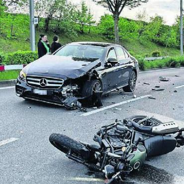 Zwei Verletzte durch Unfall - Die Fahrer wurden beim Unfall in der Kurve verletzt. Bild: pz