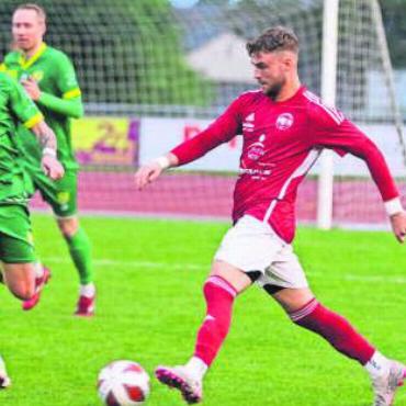 Saisonschluss der Gegensätze - Leandro Rizzo (links) und der FC Mutschellen konnten sich gegen Yves Furrer und Bremgarten durchsetzen. Bild: jl