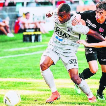Bruder von Schwinger-Star kommt zum FC Wohlen - Noah Lüscher-Boakye (links, hier beim FC Aarau) kommt zum FC Wohlen. Bild: Sarah Roelli