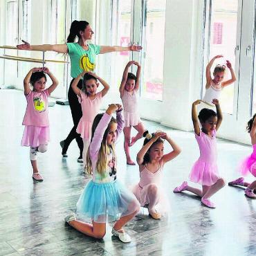 Tanzreise mit Peter Pan - Irlanda Fernandez unterrichtet seit 2021 an der Tanzfabrik in Bremgarten. Mit viel Zeit und Hingabe studierte sie nun zum zweiten Mal mit ihren Kindern eine Tanzshow ein. Nach «Alice im Wunderland» wird heuer «Peter Pan» präsentiert. Bild: Archiv