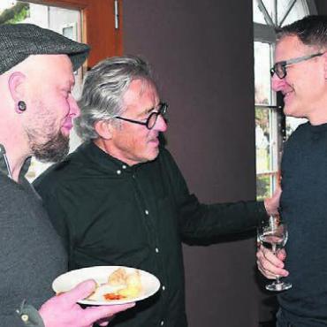 Über vier Jahrzehnte für die Kunst - Angeregte Kunstdiskussion (v. l.): Organisator Rafael Häfliger, Hans Furter und Gemeindeammann Arsène Perroud.