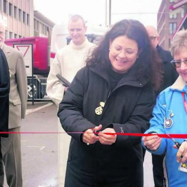 Leuchttürme sein - Stadträtin Claudia Bamert und Christchindli-Märt-Präsidentin Sabina Glarner durchtrennen unter den Worten von Pfarrer Ruedi Bertschi das symbolische Band. Bild: Marco Huwyler