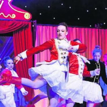 Zirkuszauber zwischen Arien - Das Ballett bringt Schwung auf die Bühne und entzückt in verschiedenen Outfits. Allgemein sind die Kostüme der Produktion ein Hingucker.