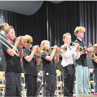 Tierisch gutes Jahreskonzert - Das junge Bläserensemble «Sound Rebels» der Musikschule Kelleramt. Bilder: Walter Minder