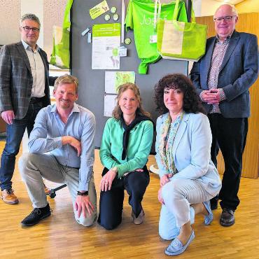 «Ein Fest, um Danke zu sagen» - Fünf von rund 30 Mitgliedern des OK von «Josef feiert Allegra» (von links): Thomas Bopp (Präsident), Jerry Schneiter (öffentli-
che Anlässe), Mirjam Hegenbarth (Kommunikation), Kerstin Lücker (Verpflegung) und Markus Detmer (Sekretariat). In 
diesen Tagen starten auch die Marketingaktivitäten rund um das Fest. Darüber 
hinaus werden zahlreiche kleine und grössere Utensilien angefertigt, die 
rund um das Fest verkauft oder verschenkt werden (siehe Hintergrund). 
Bild: Marco Huwyler