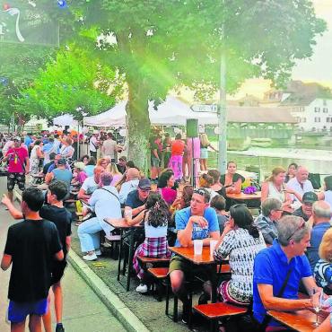 Spass und Genuss am Fluss - Das Reussfoodfestival und der Schlagerwahnsinn versprechen gemütliche und ausgelassene Stimmung. Bild: Marco Huwyler