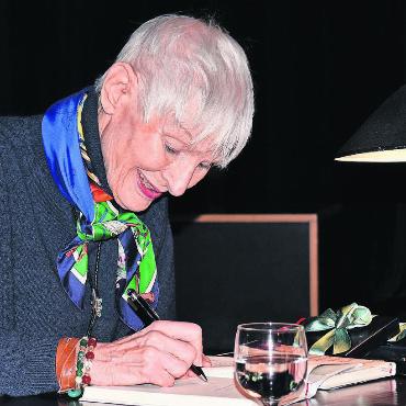 Eintauchen in fremde Welten - Nach der Lesung signierte Federica de Cesco Bücher, welche die Besucherinnen und Besucher mitgebracht hatten. Bild: Erika Obrist