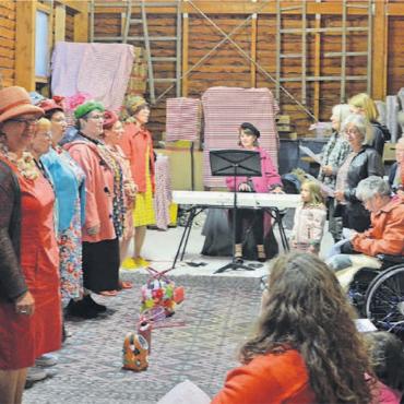 Kräftig mitgesungen - Statt auf einer hohen Bühne sangen die Merry Sisters zusammen mit dem Publikum auf Augenhöhe. Die Konzertbesucherinnen und -besucher sangen mit Begeisterung mit. Bild: Roger Wetli
