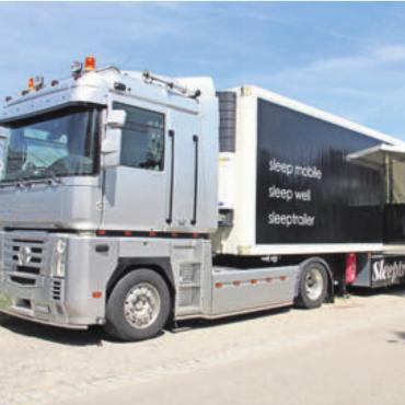 Alpenhüttenflair auf Rädern - Der Sleeptrailer aus Sarmenstorf. Bild: mo