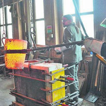 Aus 1000 Grad heisser Bronze - Die glühende Bronze wird jeden Moment in die Gussvorlage gekippt.