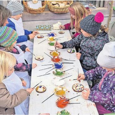 Einzigartig – selbst mit Hudelwetter - Am Markt der Vielfalt können sich die Kleinen auch künstlerisch ausleben.
