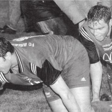 Entscheidung im strömenden Regen - Der Bremgarter Aufstiegs-Tatzelwurm, angeführt von Captain Patrick Schläpfer und Pascal Strasser. Bild: Archiv