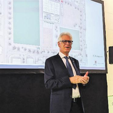 «Wir brauchen euch alle» - Stadtammann Raymond Tellenbach präsentierte am Mittwochabend die Pläne rund um das Sportzentrum Bärenmatt. Ein grosser Brocken, der auf Bremgarten wartet. Aber nicht der einzige. Bild: Marco Huwyler