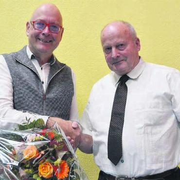 Relativ einseitige Schlacht - Nach 14 Jahren im Gemeinderat wurde Jakob Dolder (links) von Ammann Michael Weber verabschiedet.