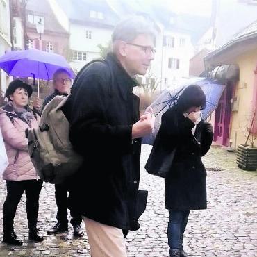 «Wandern und politisieren» - Regierungsrat Dieter Egli war zum Wandern und Austausch in Bremgarten. Bild: aha