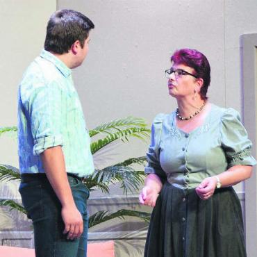 Viele Ausreden in Lunkhofen - Familienidyll zum Zweiten: Mutter Rosa (Esther Etter) und Sohn Marcel (Ramon Etter) haben das Heu nie auf derselben Bühne. Bilder: Annemarie Keusch