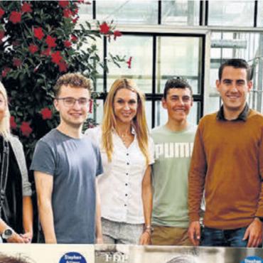 Im direkten Austausch mit den Wählern - Die FDP an der Standaktion in Niederwil (von links): Silvan Hilfiker, Denise Strasser, Lionel Zingg, Jenny Gerber, Corsin Blumenthal, Tim Hoffmann, Roland Geier und Lucia Ambühl-Riedo. Bild: zg