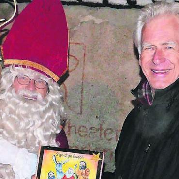 Samichlaus erfreut Kinderherzen - Chefs unter sich: Der Oberchlaus trifft den Stadtammann zur Buchübergabe.