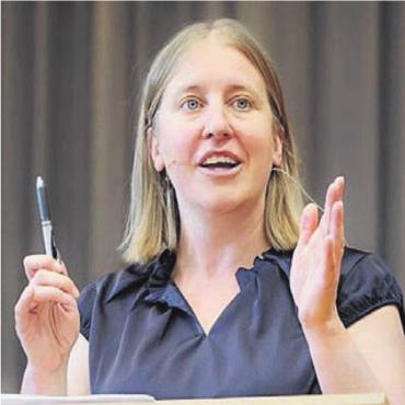 Zu Demokratie Sorge tragen - Grossratspräsidentin Mirjam Kosch hielt in Berikon eine eindringliche Rede. Bild: gk