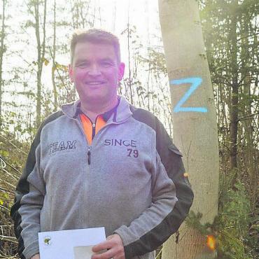 Wie eine Weide und ein Nussbaum - Der Jubilar und sein Baum. Bild: ake