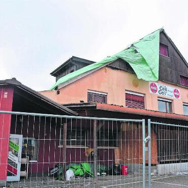 Schluss mit Minigolf - Rundherum abgesperrt. Nach dem Brand von Ende September wird das Café Golf bald abgerissen. Bild: Annemarie Keusch