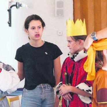 Einmal dabei, will man mehr - Manuel Keller (rechts) ist seit 10 Jahren Sozialdiakon bei der reformierten Kirche Bremgarten-Mutschellen. Hier hilft er den jungen Talenten bei der Kostümprobe.