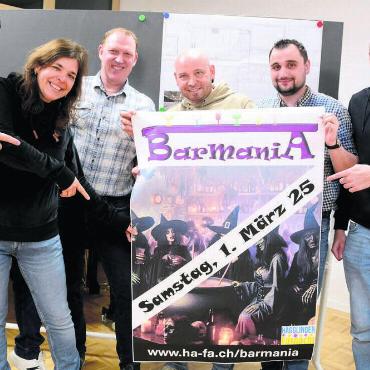 Ohne Fleiss kein Preis - Sie sorgen für eine Neuheit an der Hägglinger Fasnacht und beleben den Samstagabend wieder (von links): Sven Göggel, Sibylle Göggel, Rolf Schmid, André Stadelmann, Dominik Schweizer, Michael Schmid. Bild: Chregi Hansen