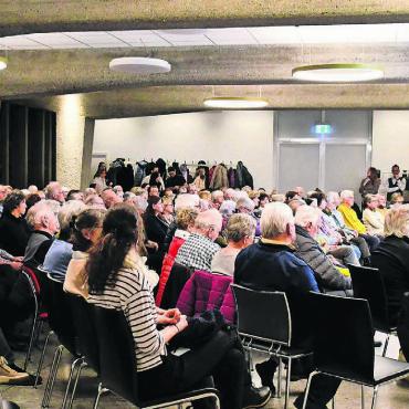 Frühzeitige Abklärung lohnt sich - Die Organisatoren waren ob dem grossen Interesse am Vortrag zu Augenkrankheiten überrascht. Platz gab es auch für Fragen aus dem Plenum. Bild: Verena Anna Wigger