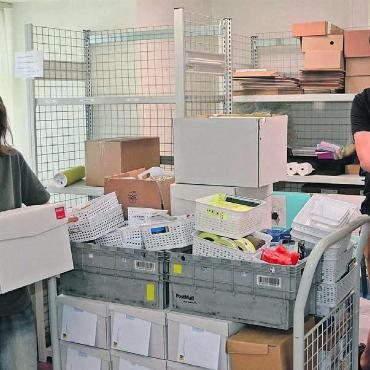 Neue Schalter ab Montag - Philipp Schneider, Stellvertretender Gemeindeschreiber, räumt das alte Büro zusammen mit 2. Jahr-KV-Lehrling Emily Debons Bilder: Roger Wetli
