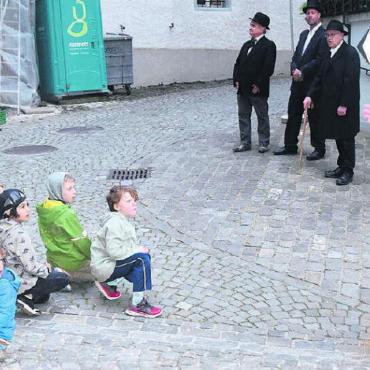 Aufbruch in die Zukunft - «Nieder mit den Mauern!» hallt es durch die Sternengasse. Bild: gsp