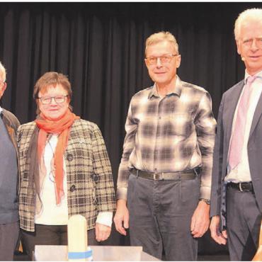 Im Zeichen des Abschieds - Die Laudatio für Stadtammann Raymond Tellenbach (rechts) hielt sein Vorgänger Robert Bamert (links), diejenige für Vizeammann Doris Stöckli Pius With.
Bild: rwi