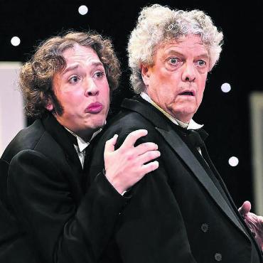 Zirkuszauber zwischen Arien - Tom Muster, Bariton (links), und Schauspieler Beat Gärtner begeistern in ihren Rollen als Toni Schlumberger beziehungsweise Direktor Stanislavski/Pelikan das Publikum.