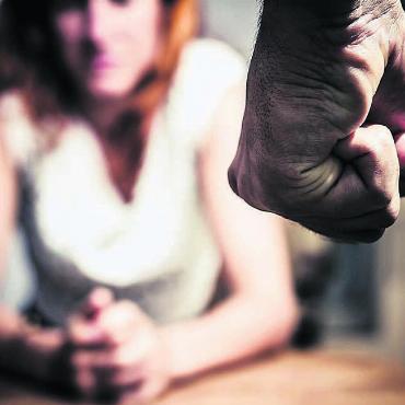 Rechtzeitig Hilfe holen - Viele Frauen sind Opfer von Gewalt. Die muss nicht immer physisch sein, auch Drohungen, Erniedrigungen oder Verbote können den Betroffenen das Leben zur Hölle machen. Bild: istockphoto
