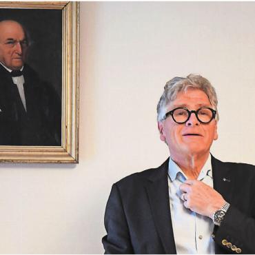 Doppelte Schrift zum Jubiläum - Präsident Martin Allemann leitete die Generalversammlung im Schweizer Strohmuseum locker und speditiv. In einem Jahr will er das Präsidium der Historischen Gesellschaft Freiamt abgeben. Bild: Daniel Marti