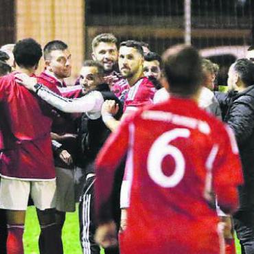 «Habe ich richtig gehört?» - Warten auf den Matchwinner zum Jubeln: Der FCB wartet auf Almir Pnishi. Bild: spr