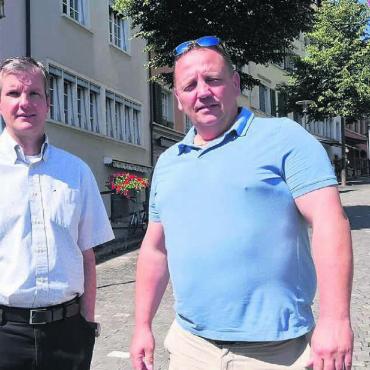 Saisonverlängerung gewünscht - Überarbeitung Gassenreglemt: Stadtrat Stefan Troxler (rechts) stellt gemeinsam mit Stefan Walder die Auswertung der Umfrage vor. Bild: Roger Wetli