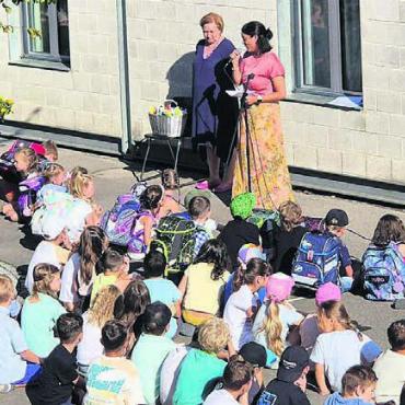 Kunterbunt ins neue Schuljahr - Die Co-Schulleiterinnen Nelly Piukovic (links) und Angela Freytag begrüssten die Schülerinnen und Schüler im neuen Schuljahr. Bild: zg