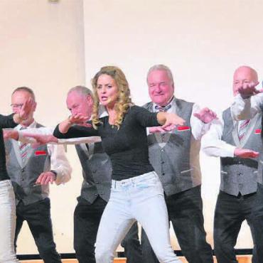 Bewegte Aufführungen - Die beiden «Missen impossible» bewegten den Männerchor. Bild: rwi