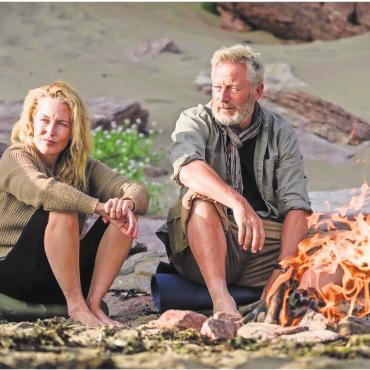 Demokratisches Kinoerlebnis - Die Besucher entscheiden: Wird dieser Film an der speziellen Matinee des Filmclubs Bremgarten gezeigt? Szene aus «Salt Path», der von den drei zur Wahl stehenden Filme momentan in der Gunst der Bremgarter Kinofans zuvorderst liegt. Bild: pd