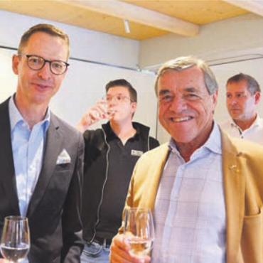 Treu – in der Ehe und beim Club - Club-50-Präsident Simon Käch (links) mit GC-Mäzen Heinz Spross. Bild: ake