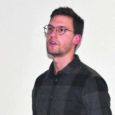 «Das Potenzial ist riesig» - Energieberater Benjamin Wanzenried führte aus, was man alles abklären sollte, ehe man sich für die Installation einer Photovoltaikanlage entscheidet. Bild: Erika Obrist