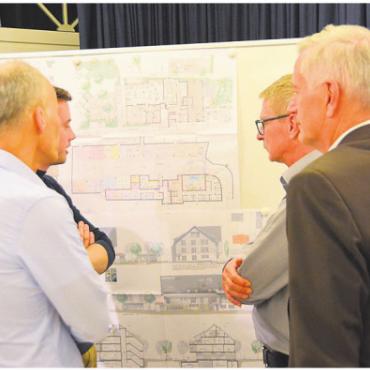 Ja zum 10,7-Millionen-Projekt - Die Pläne des Neubaus stiessen auf reges Interesse. Bild: rwi