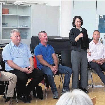 Engagiert, aber fair - Die Beriker Gemeinderatskandidierenden legten ihre Ansichten dar: (v. l.) Yves Blülle, Stefan Bieri, Roland Koller, Petra Oggenfuss-Feldgrill, Patrick Stangl und Anthony Paine.
Bild: Sabrina Salm